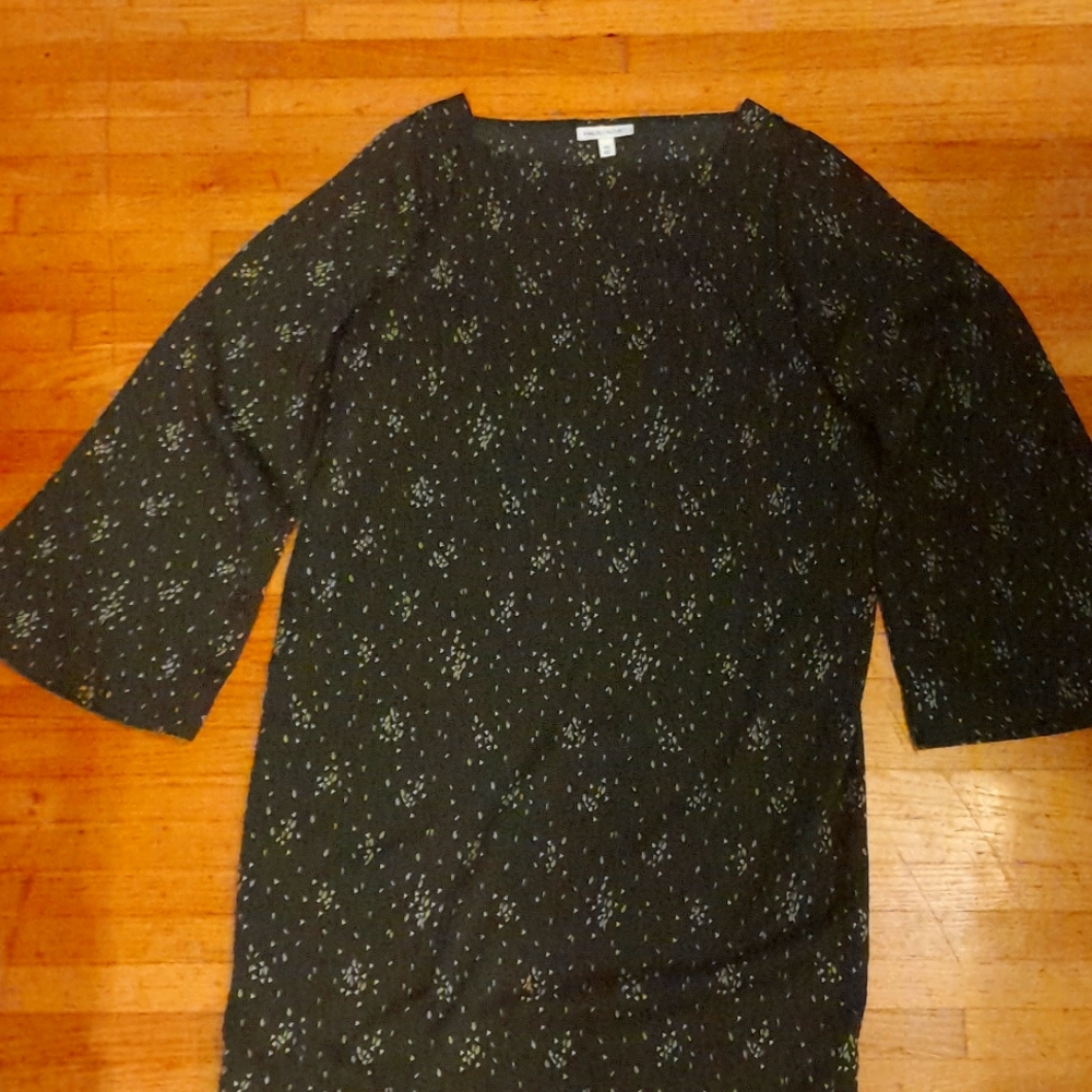 Cute dress with wide sleeves. Pair it with a belt and you are good to go!